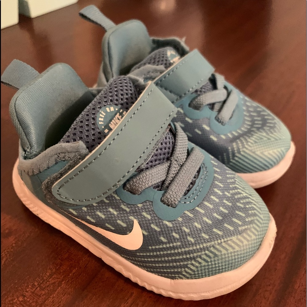 Nike kids sneakers 4c